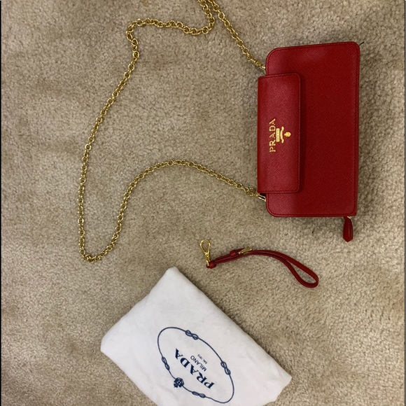 Red Prada wallet on chain - Picture 2 of 8